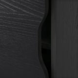 Mobili moderni in legno nero, finitura elegante, bordi curvi, artigianato di qualità, design elegante.