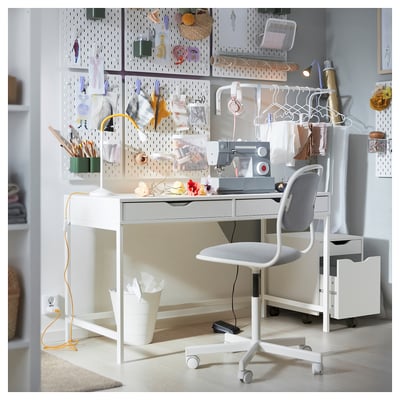 L'immagine raffigura la scrivania minimalista bianca ALEX con linee eleganti, due cassetti e gestione dei cavi integrata per spazi di lavoro ordinati.