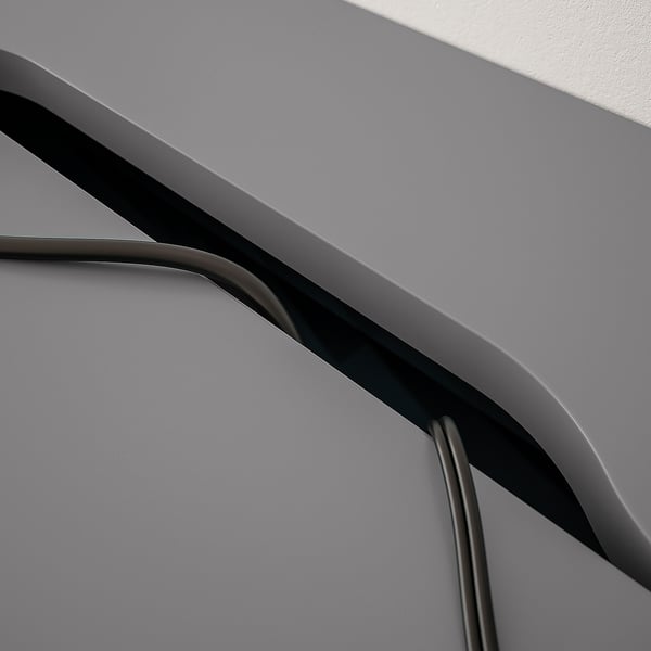 Scrivania moderna grigia con design elegante e gestione dei cavi integrata. Bordi curvi e finiture di alta qualità.