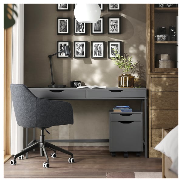 Ufficio domestico moderno con scrivania, sedia, arte, libreria e lampada ALEX.