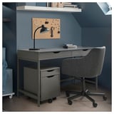 Configurazione dell'ufficio domestico: scrivania, sedia, bacheca ALEX, organizzata.