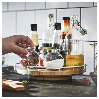 Afferra a mano il barattolo delle spezie su APTITLIG bambù lazy susan con contenitori di vetro e liquidi.