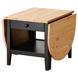 Tavolino ARKELSTORP. Piano in legno naturale, base scura. Drop ante, cassetto, ripiano portaoggetti.
