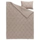 Un set di piumone BÄGARKLOCKA in beige, con un design pintuck testurizzato, realizzato in poliestere riciclato, adatto a un letto confortevole.