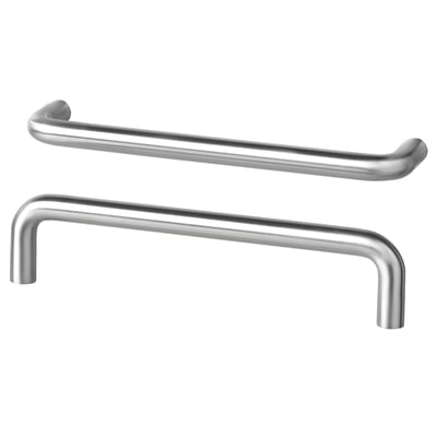 Due moderne maniglie BAGGANÄS in acciaio inox dalle linee pulite, caratterizzate da curve leggere e tappi terminali rotondi, ideali per cucine o bagni.