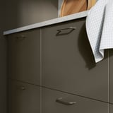 Mobili da cucina grigio scuro con maniglie moderne.