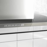 Moderna cappa in acciaio inox con pannello di controllo, luci a led ed elegante bordo in vetro.