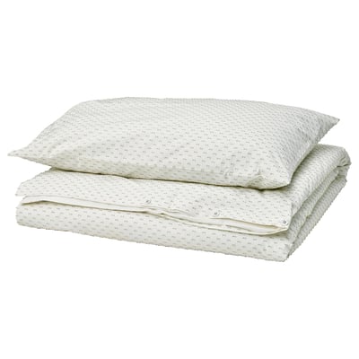 Un set copripiumino BANDKNIPPE , bianco con dettagli intrecciati verdi, realizzato in 100% cotone, piegato ordinatamente.