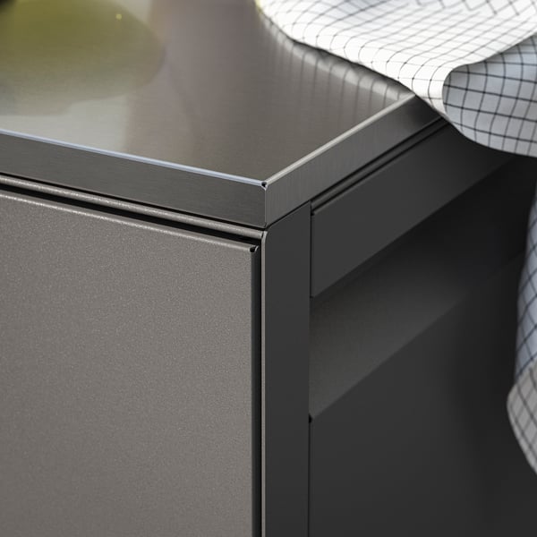 Cucina da esterno moderna ed elegante con piano in acciaio inossidabile, telaio resistente verniciato a polvere e porte a chiusura ammortizzata.