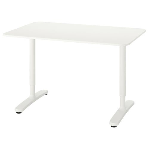 Scrivania bianca BEKANT: rettangolare, gambe regolabili, design pulito, piano in legno.