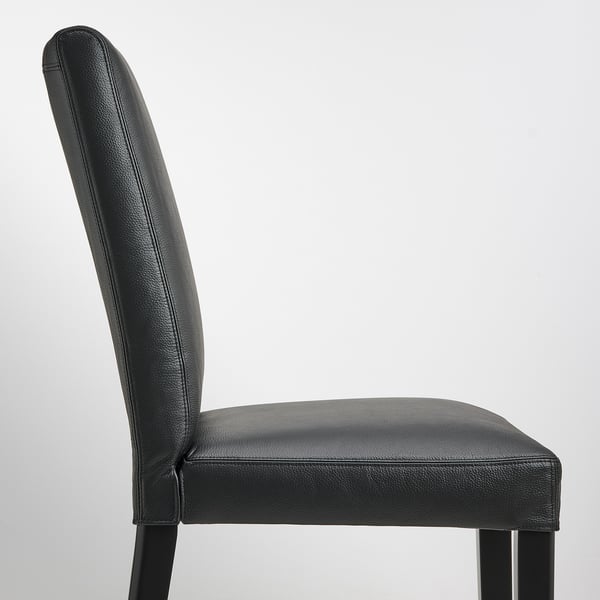 Sedia in pelle nera di alta qualità. Design elegante, gambe robuste e comodo sedile e schienale imbottiti.