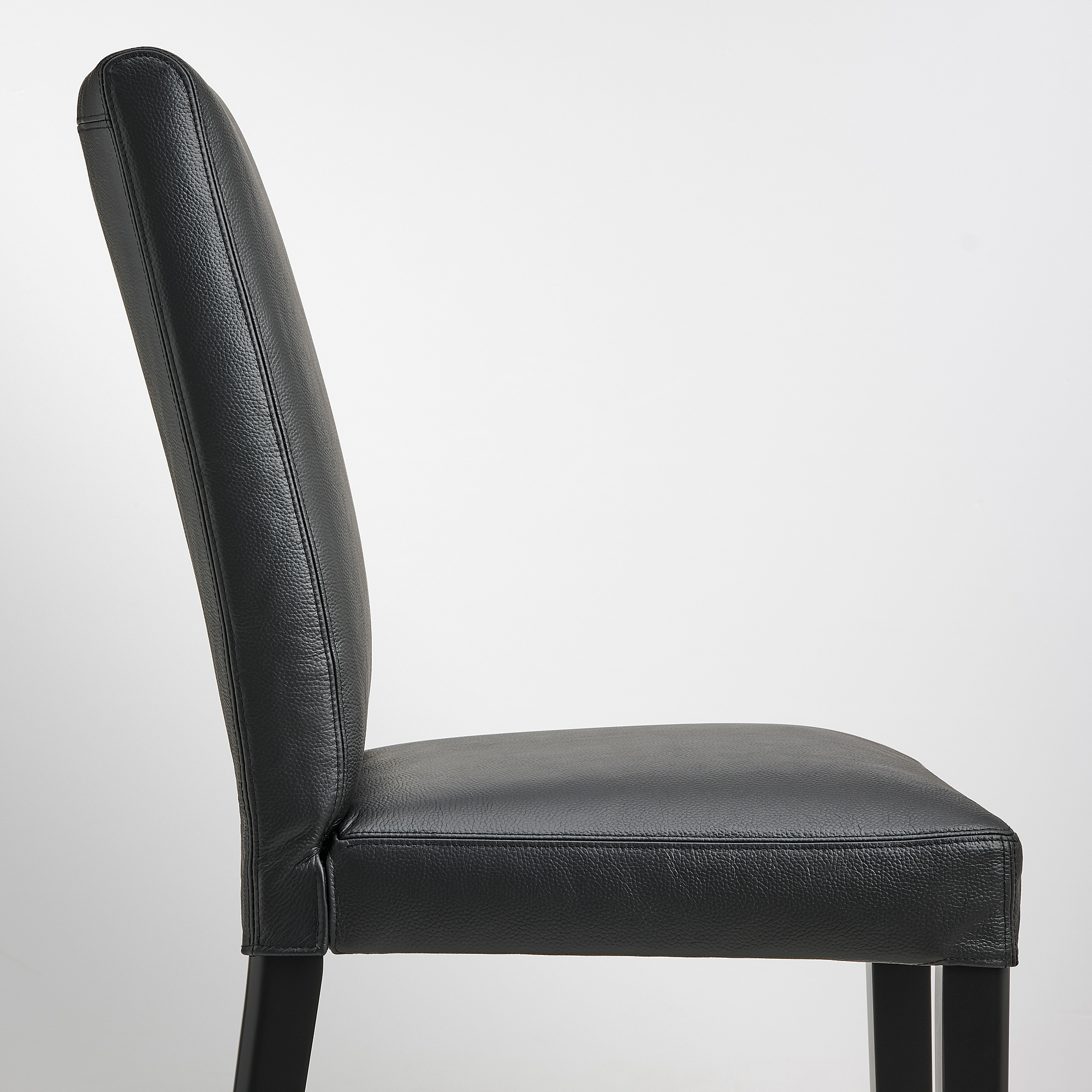 Sedia in pelle nera di alta qualità. Design elegante, gambe robuste e comodo sedile e schienale imbottiti.