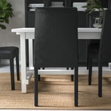 Sedia da pranzo in pelle nera con gambe in metallo, ideale per lunghe sedute con supporto lombare.