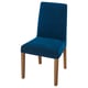 Sedia BERGMUND in tessuto blu. Design confortevole con gambe di legno e schiena di supporto. Perfetto per cenare.