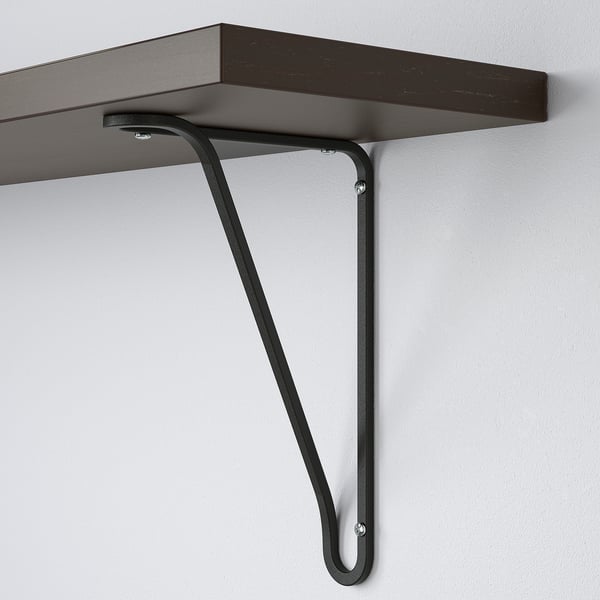 Mensola a muro moderna montata in modo sicuro con robuste staffe metalliche.