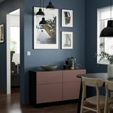 Elegante credenza BESTÅ con cassetti e decorazioni in camera beige.