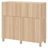 Mobile in legno chiaro, BESTÅ. Due sezioni con quattro porte, forma rettangolare, design robusto.