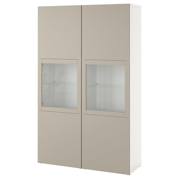 Un mobile contenitore ikea BESTÅ beige con ante in vetro. Ha un design elegante e rettangolare con quattro scomparti per riporre ed esporre.