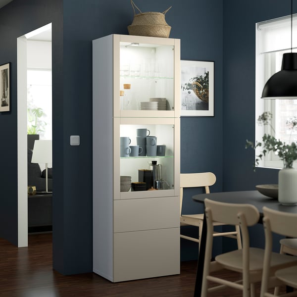 Armadio bianco BESTÅ con tazze e decorazioni, sala da pranzo moderna.