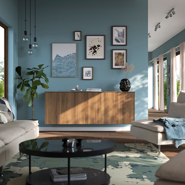 Salottino moderno con parete color turches, credenza BESTÅ , divano bianco, pouf e tavolo di vetro. Decorato con opere d'arte, pianta, tappeti e luci.