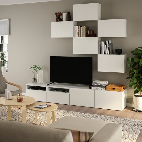 Soggiorno moderno con mobile tv BESTÅ, libri, decorazioni e piante.