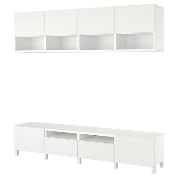 Un mobile porta tv BESTÅ bianco con ampio mobile tv e pensili. Design moderno con linee pulite, che offre ampio spazio di archiviazione.
