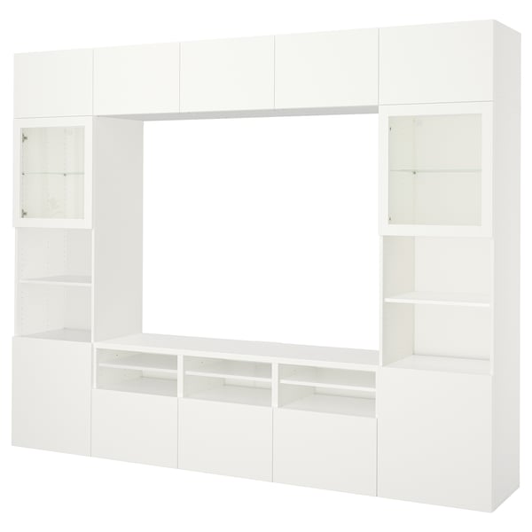 Un mobile contenitore BESTÅ bianco con ripiani e mobili per tv e accessori.