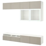 Mobili porta tv beige BESTÅ con pensili e mensole, design moderno ed elegante.