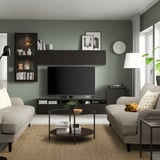Soggiorno moderno con pareti grigie, mobile tv BESTÅ, due divani e decorazioni.