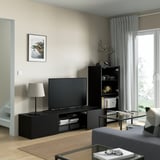 Moderno porta tv BESTÅ, schermo piatto, lampada, mobile alto, comodo divano.
