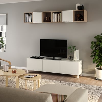 Soggiorno moderno con mobile tv ikea BESTÅ, tv a schermo piatto, ripostiglio, mensole, comode sedute.