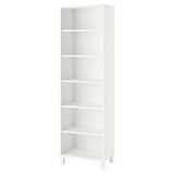 Una libreria BESTÅ bianca con cinque ripiani regolabili e quattro gambe, progettata per uno stoccaggio versatile.
