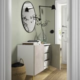 Ingresso moderno con contenitori BESTÅ, ripiani regolabili, ante con chiusura ammortizzata e oggetti decorativi.