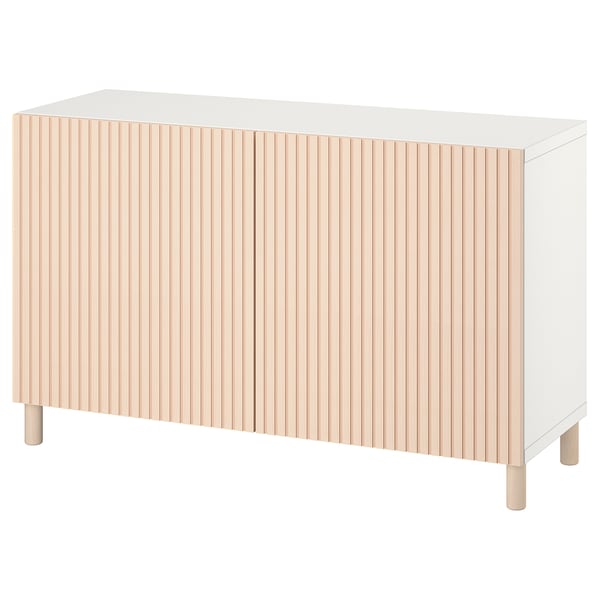 Una credenza BESTÅ bianca e in legno chiaro con doghe verticali e un look moderno.