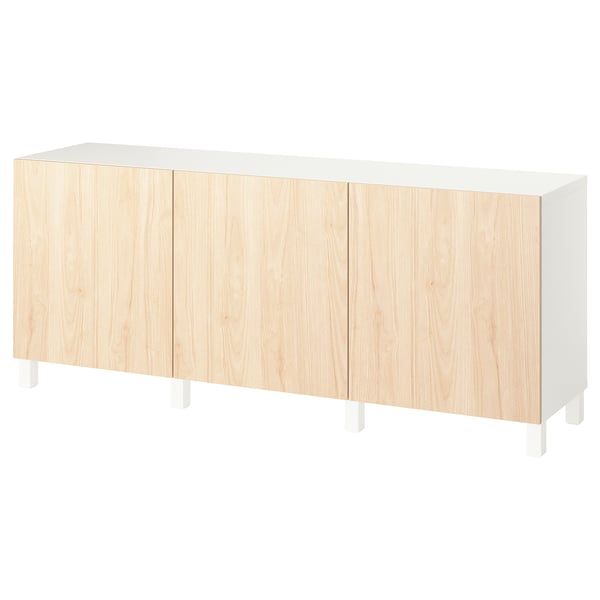Una credenza in legno bianco e chiaro con quattro ante di forma rettangolare.