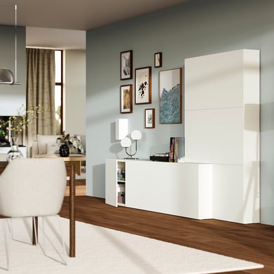 Armadio moderno BESTÅ : bianco, alto, scaffali, opere d'arte, tavolo da pranzo, sedia.