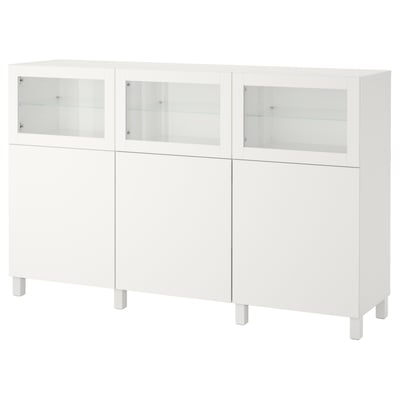 La credenza BESTÅ, un mobile completamente bianco con tre ante in vetro e due ante solide, che offre ampio spazio di archiviazione ed esposizione.