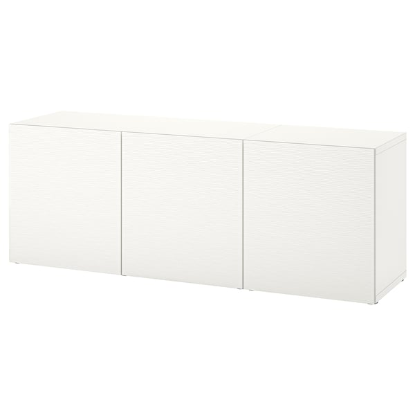 Una credenza BESTÅ bianca, caratterizzata da tre mobili dal design minimalista, ideale per riporre ed esporre gli oggetti.