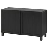 Una credenza BESTÅ nera con due ante, forma rettangolare e linee morbide.