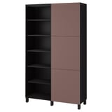 Un mobile ikea BESTÅ in nero e rosso scuro. Dispone di contenitori a giorno e chiusi, con ripiani e cerniere regolabili.