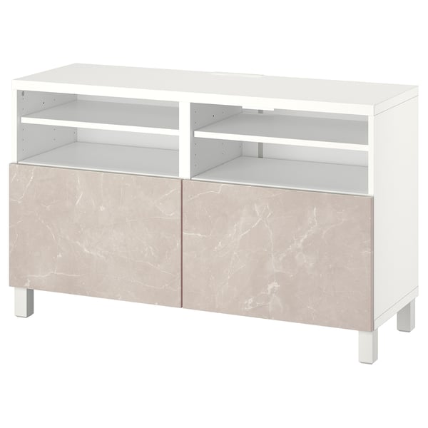 Questa immagine è un mobile TV BESTÅ bianco e marmorizzato con ripiani a giorno e ante con motivi marmorei.