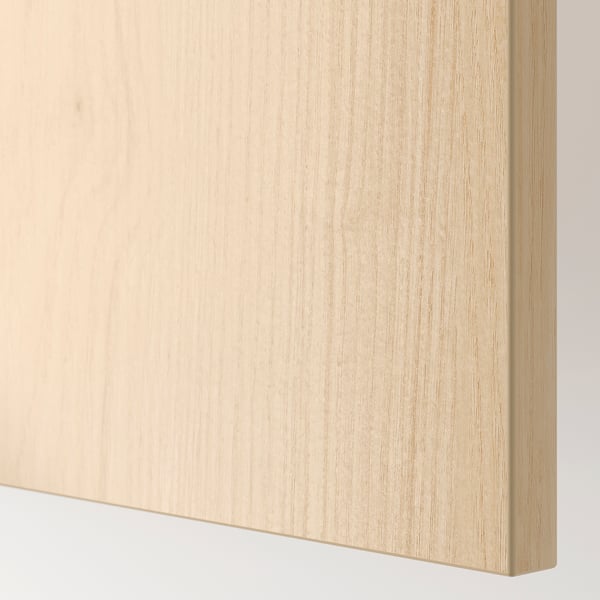 Primo piano della struttura del legno chiaro, liscio e senza macchia.