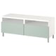 Porta tv moderno: BESTÅ, bianco con cassetti verde chiaro, in legno e metallo, rettangolare, design minimalista.
