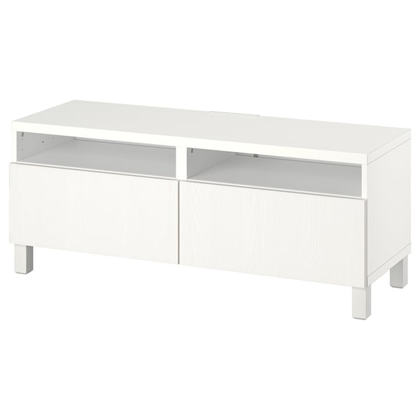 Un mobile TV BESTÅ bianco con due cassetti e scomparti aperti sul retro per la gestione dei cavi. Ha un design elegante e moderno con gambe quadrate.
