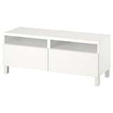 Un mobile TV BESTÅ bianco con due cassetti e scomparti aperti sul retro per la gestione dei cavi. Ha un design elegante e moderno con gambe quadrate.