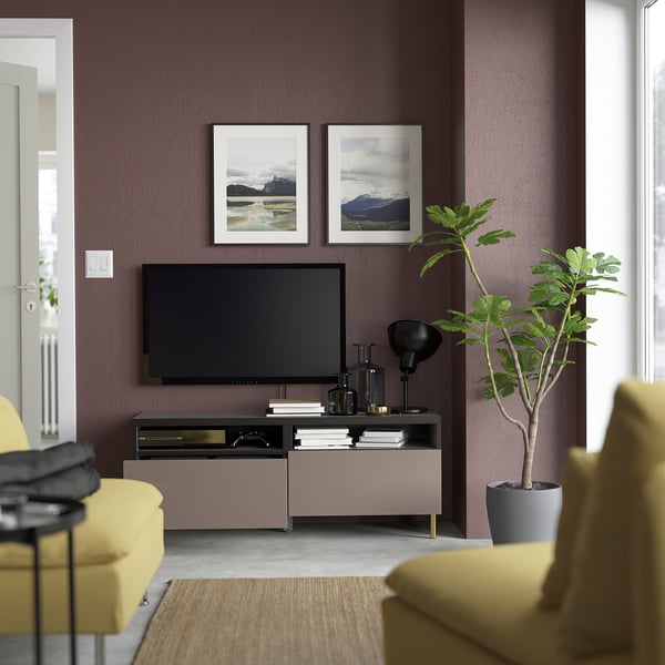Soggiorno moderno con mobile tv BESTÅ, gestione dei cavi, tv a parete.