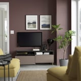 Soggiorno moderno con mobile tv BESTÅ, gestione dei cavi, tv a parete.