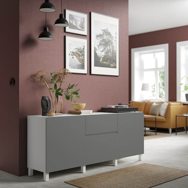 Soggiorno moderno con credenza ikea BESTÅ, divano arancione e grande finestra.