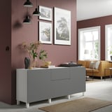 Soggiorno moderno con credenza ikea BESTÅ, divano arancione e grande finestra.