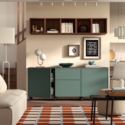 Soggiorno moderno con credenza verde acqua, arte astratta e lussuosi posti a sedere.
